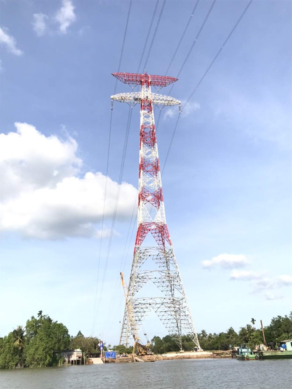 Cột đỡ vượt Sông Hậu cao 175m của Đường dây 500kV Sông Hậu - Đức Hòa do Công ty chế tạo.jpg